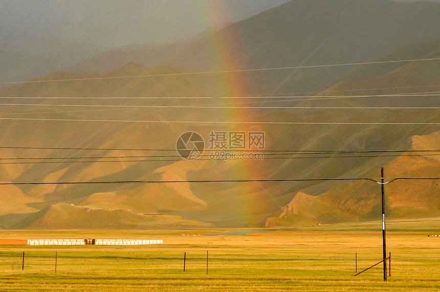 新疆天山秋雨彩虹图片