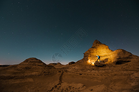 新疆雅丹魔鬼城夜景星空人像背景