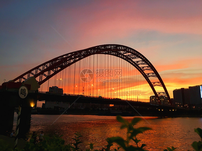 夕阳下的晴川桥图片