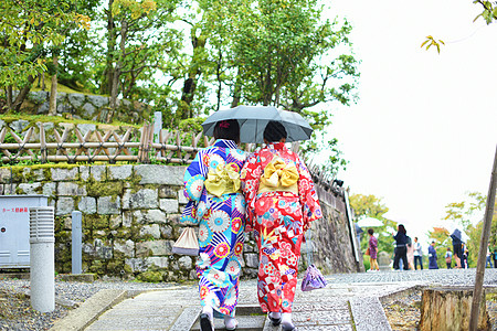 手绘少女京都路上和服美女背影背景