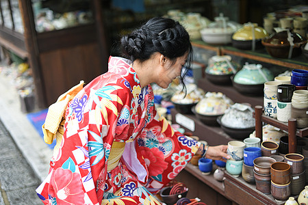 动漫和服少女逛京都传统小店的美女背景