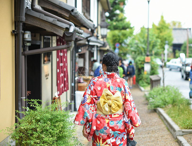 京都大街上和服美女背影图片