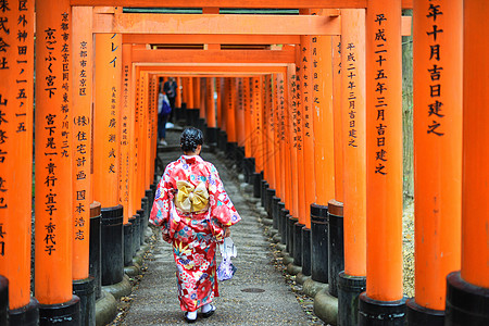 吉普车旅拍日本京都伏见稻荷大社千鸟居和服少女背景