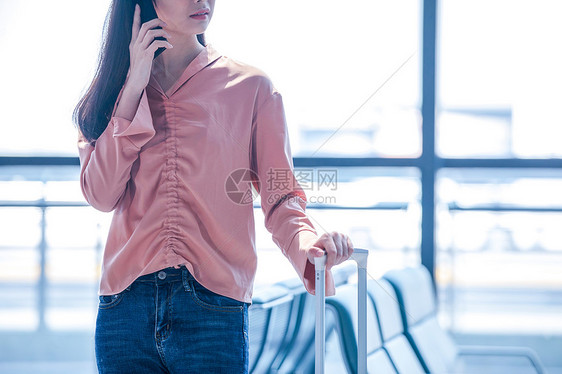 女生在机场使用手机图片