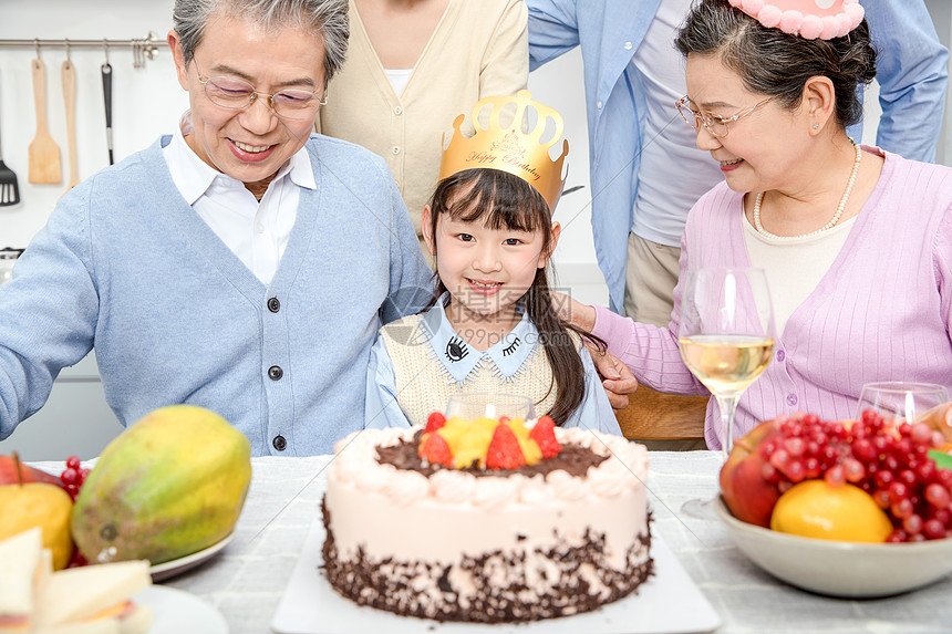 一家人欢乐地庆祝生日图片