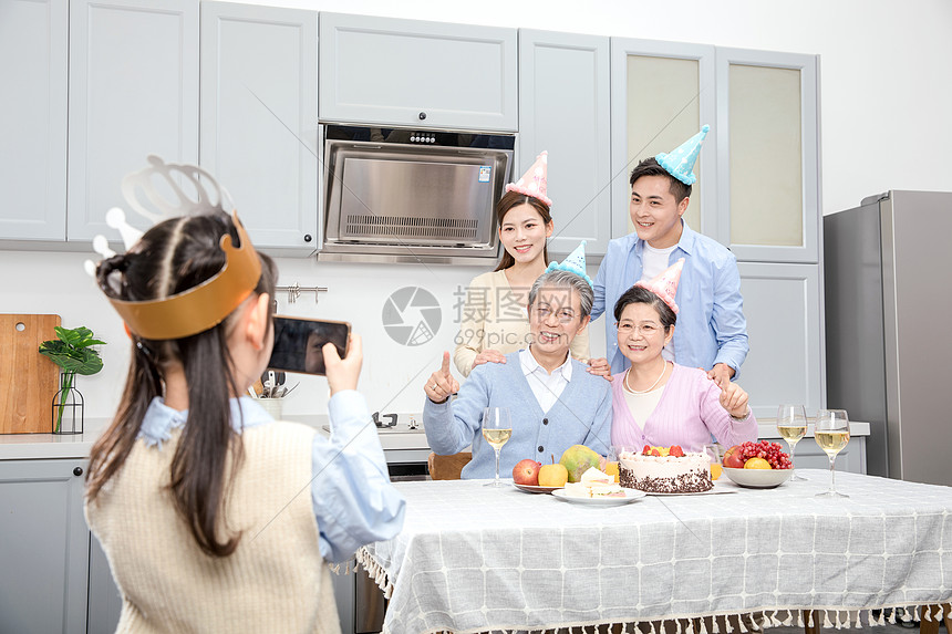 一家人欢乐地庆祝生日图片