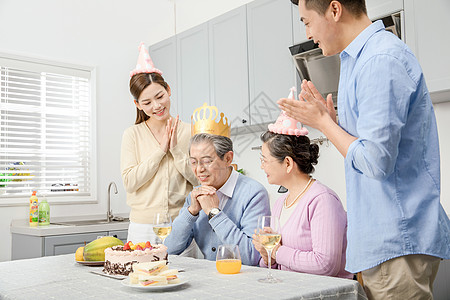 一家人欢乐的庆祝生日图片