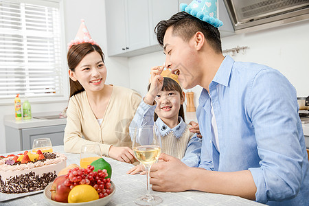 爸爸妈妈为女儿庆生图片