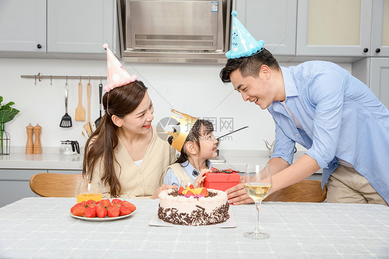 爸爸妈妈为女儿庆生图片