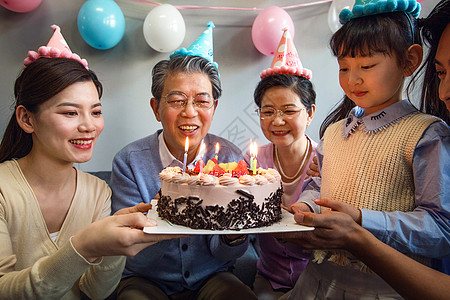 一家人欢乐地庆祝生日高清图片