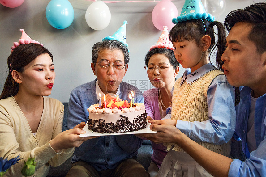 一家人欢乐的庆祝生日