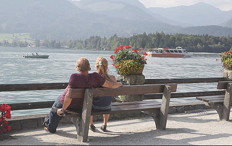 坐在欧洲著名度假区沃尔夫冈湖区情侣背影图片