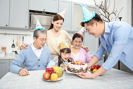 奶奶孩子一家人欢乐地庆祝生日背景