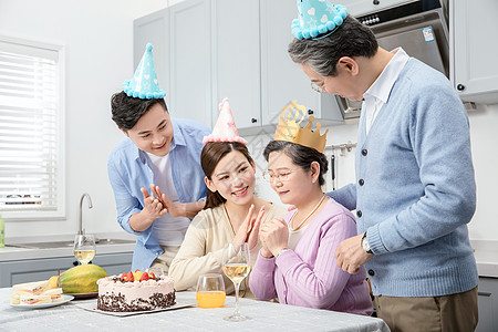 蛋糕礼物一家人欢乐地庆祝生日背景