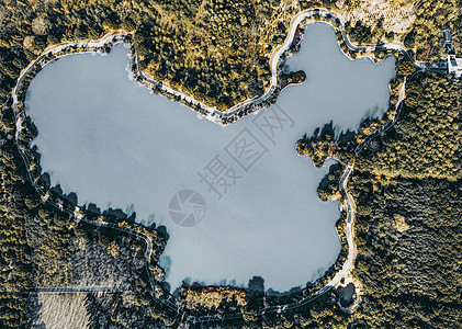 航拍秋天人工湖图片