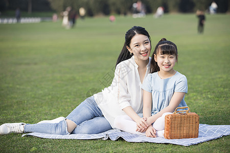 女儿和妈妈草地上玩耍图片