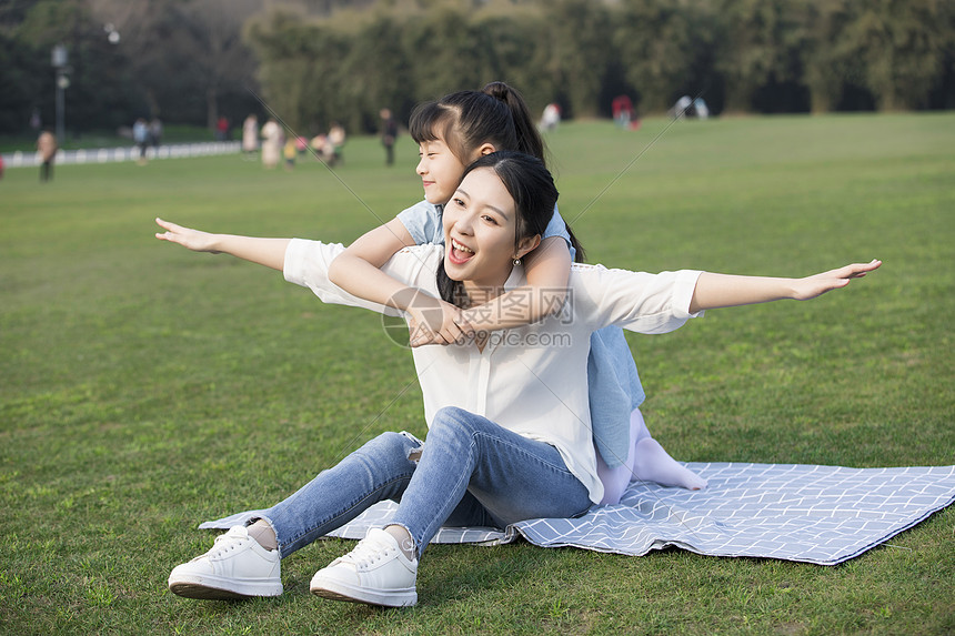 女儿和妈妈草地上玩耍图片