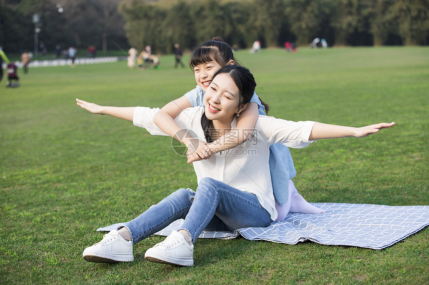 女儿和妈妈草地上玩耍图片