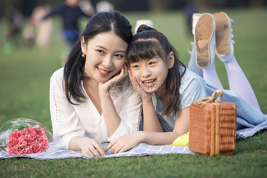 女儿和妈妈草地上玩耍图片