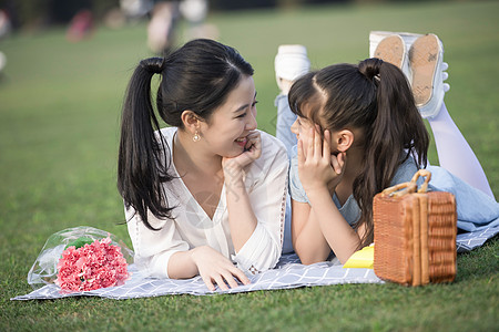 女儿和妈妈草地上玩耍背景图片