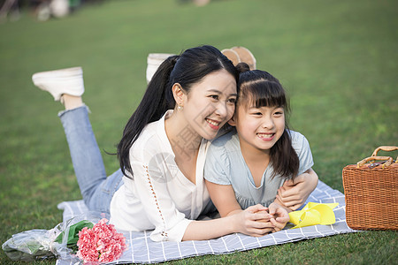 陪伴母亲女儿和妈妈草地上玩耍背景