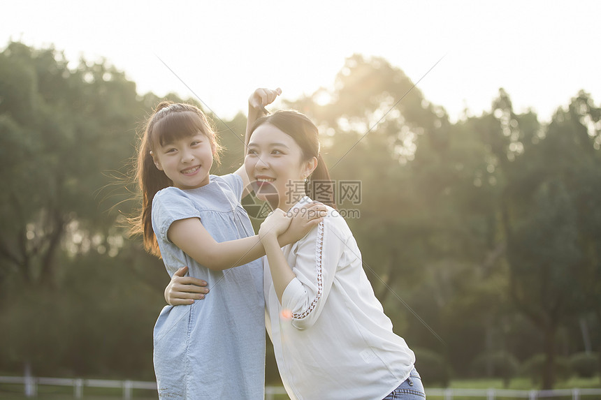 女儿和妈妈草地上玩耍图片