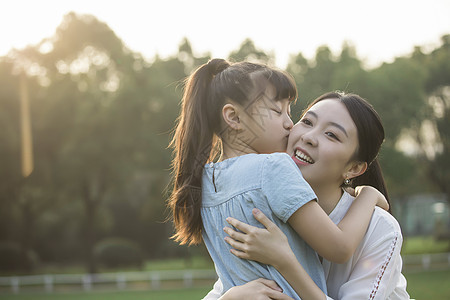 女儿亲吻妈妈图片