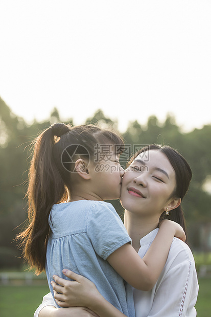 女儿亲吻妈妈图片