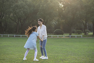 女儿和妈妈草地上玩耍图片