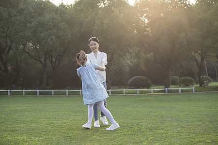 女儿和妈妈草地上玩耍图片