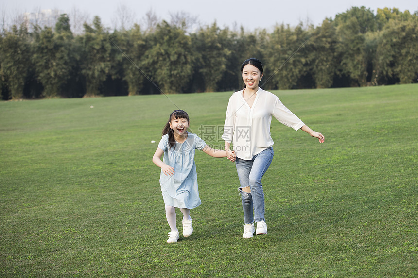 女儿和妈妈在草地上奔跑图片