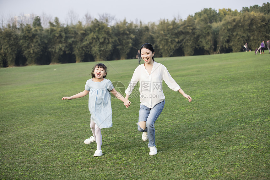 女儿和妈妈在草地上奔跑图片