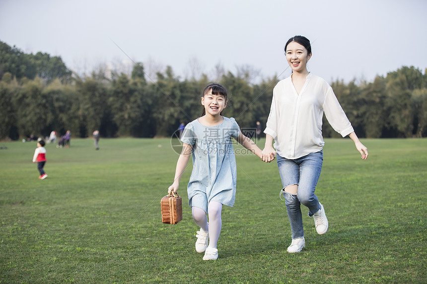 女儿和妈妈在草地上奔跑图片