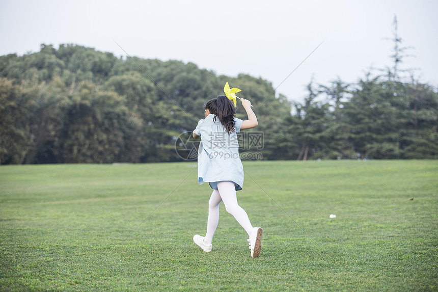 拿着风车奔跑的小女孩图片