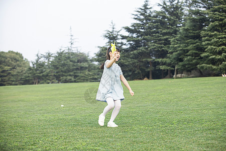 拿着风车奔跑的小女孩图片