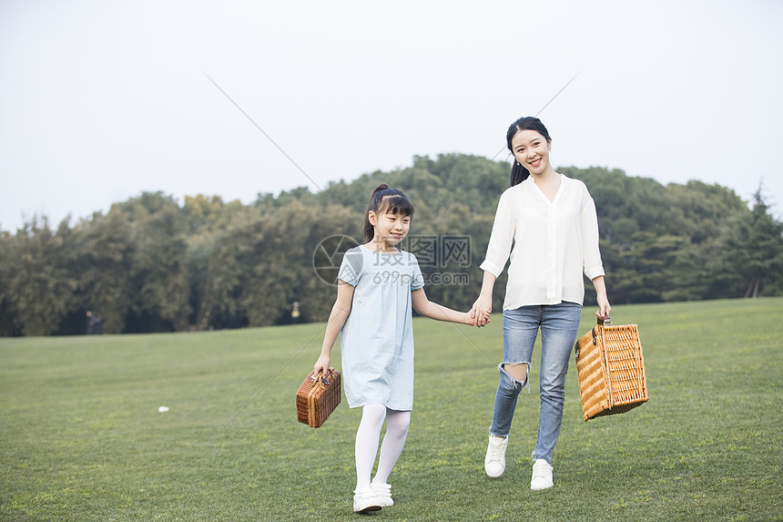 女儿和妈妈在草坪散步图片