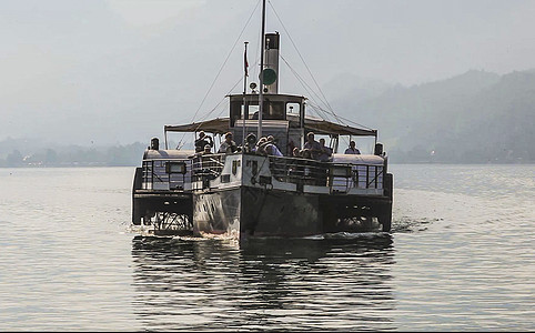 沃尔夫冈湖上的复古游船高清图片