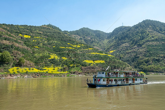 游船驶过古徽州山水田园风光图片