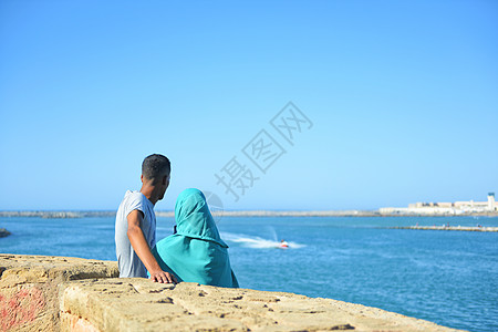 摩洛哥丹吉尔海边情侣图片
