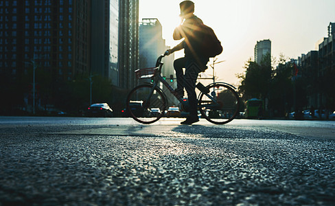 城市自行车下班路上背景