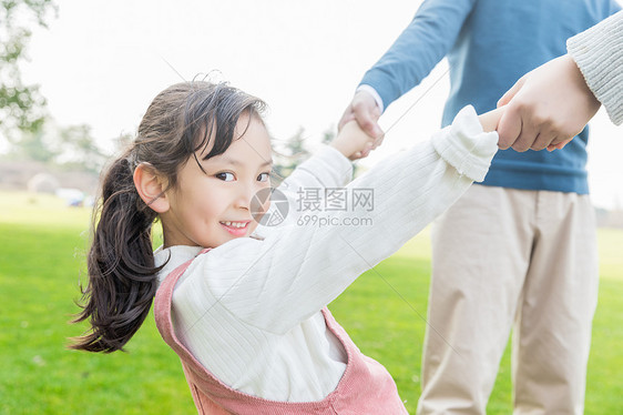 女儿与父母游玩图片