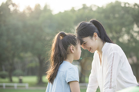 陪伴母亲女儿和妈妈亲密接触背景