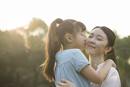 妈妈和女儿女儿和妈妈亲密接触背景