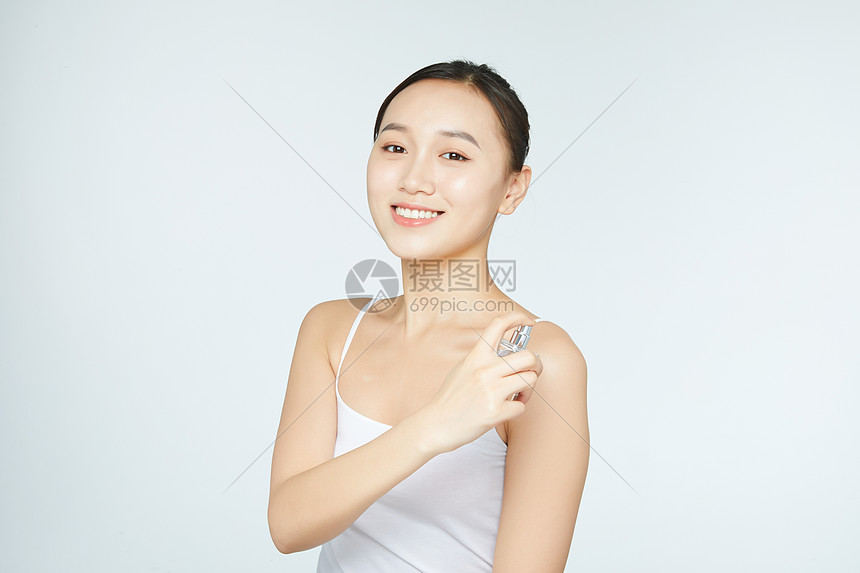 女性使用香水图片