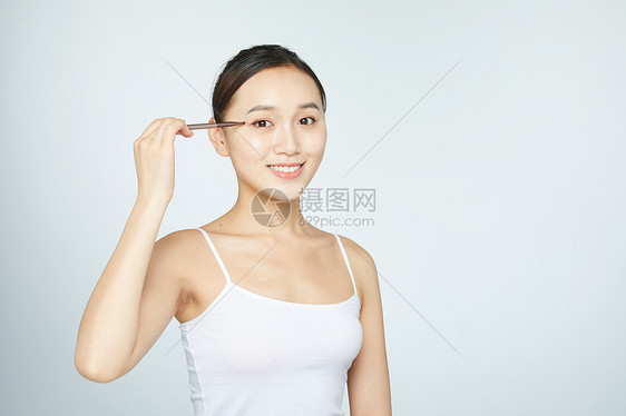 女性使用眼影刷图片