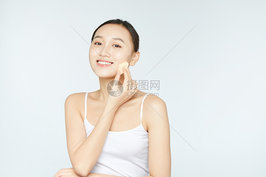 女性化妆涂粉底图片