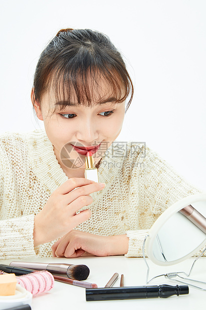 女性居家化妆涂口红图片