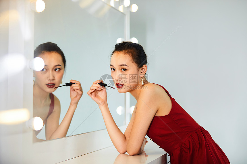 性感美女在化妆镜前涂口红