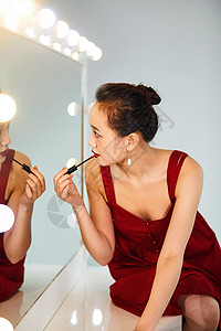 性感美女在化妆镜前涂口红高清图片