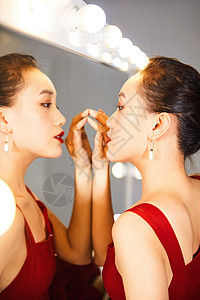 化妆镜前的性感美女背景图片